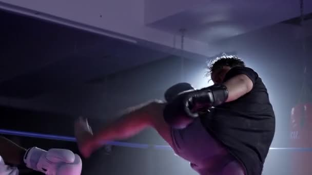 Muay Thai Rivales Intercambio Codos Golpes Dramáticamente Anillo Luz — Vídeos de Stock