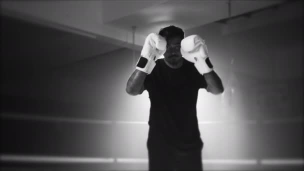 Boxer Rękawiczkach Wpatrując Się Kamerę Pov Przeciwnika Dramatycznym Oświetleniem Pierścienia — Wideo stockowe