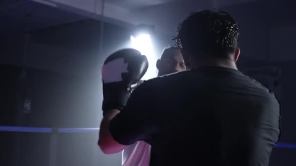 Harcosok Drámai Standoff Belsejében Boxing Ring Cserélje Kicks Ütések Ellenfél — Stock videók