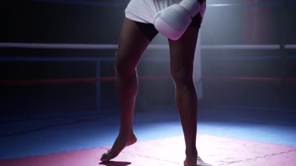 一名年轻的黑人拳击手戴着手套站在拳击台内等待比赛 — 图库视频影像