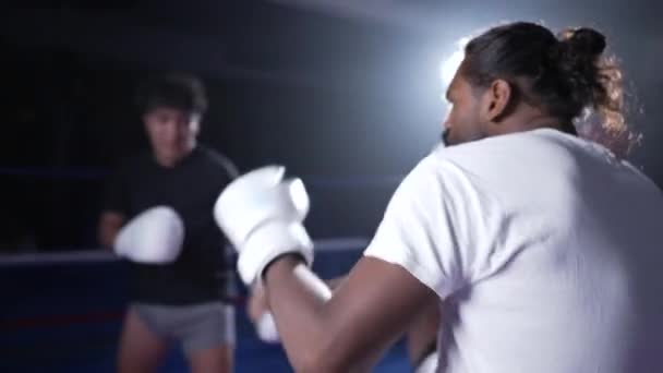 Två Boxare Konfronterar Varandra Inuti Boxningsringen Unga Män Byter Sparkar — Stockvideo