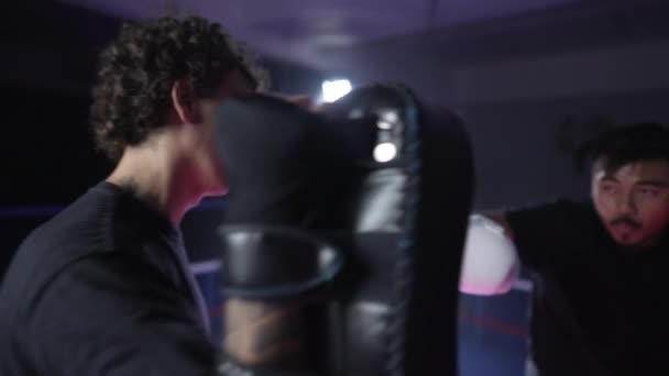 Boxing Ring Scene Muay Thai Sportsman Ütés Rúgás Párnák Drámai — Stock videók
