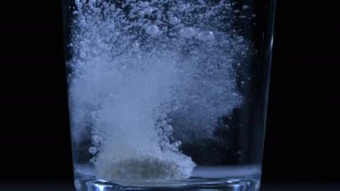 C vitamini tabletli karbonatlı su - Siyah zemin üzerinde spor ilaçları ve sağlık