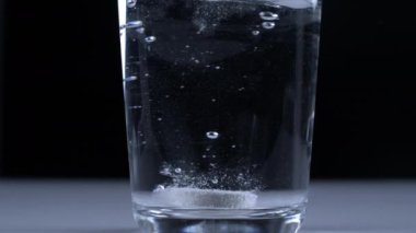 Su Kapanışında Ayırıcı Tablet Çözülmesi - Ultra Yavaş Hareket, Su, Sağlık ve Sağlık Konsepti Fizzy Tableti