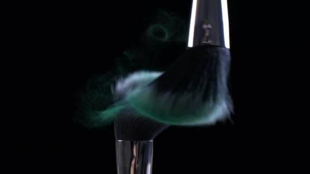 Makyaj Fırçaları Koyu Arkaplanda Süper Yavaş Çekimde Yeşil Kozmetik Parçacıklarına — Stok video