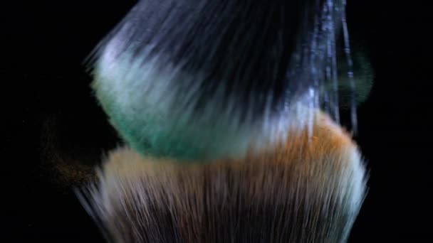 超慢速运动中 化妆品刷与飞橙 绿粉碰撞的宏观细节 — 图库视频影像