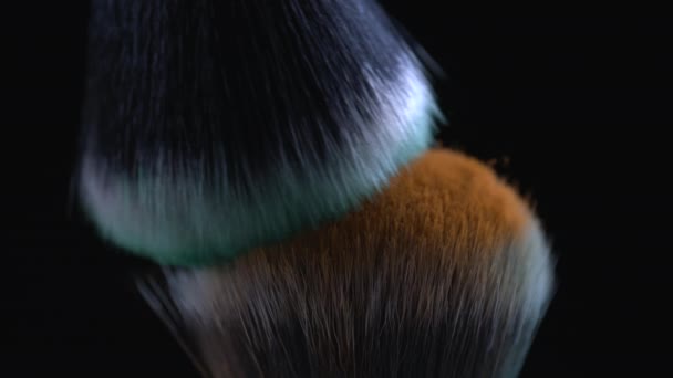 化妆品刷子的宏观细节在超级慢动作中相互冲突 1000发 空气中飘扬着橙色和绿色粉末 — 图库视频影像
