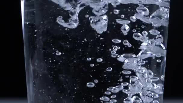 Super Slow Motion Water Jest Wlewany Przezroczystego Szklanego Pucharu Przy — Wideo stockowe