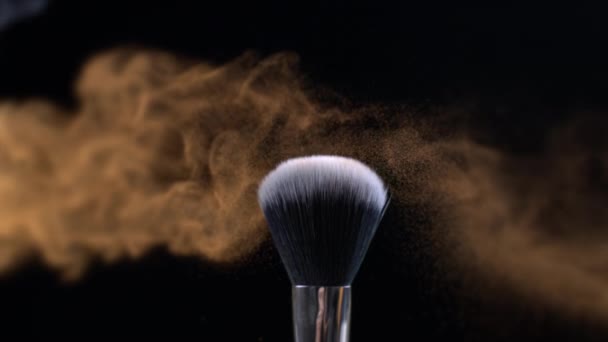Cepillos Maquillaje Naranja Tocan Entre Fondo Oscuro Pequeñas Partículas Cosméticos — Vídeo de stock
