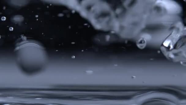 Bolhas Crespos Vistos Partir Vidro Transparente Derramou Líquido Água Capturado — Vídeo de Stock