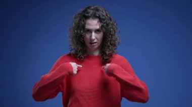 Suçlamaya şaşırarak tepki veren şaşkın bir kadın, suçlamayı reddederek kendini işaret ediyor - 