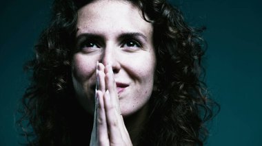 İmanlı bir kadın dua ederken gözlerini gökyüzüne açıyor. Yakın plan 20 'li yaşlarda zor zamanlar geçiriyor.