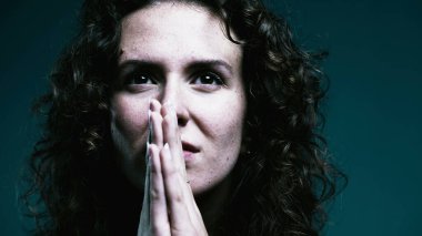 İmanlı bir kadın dua ederken gözlerini gökyüzüne açıyor. Yakın plan 20 'li yaşlarda zor zamanlar geçiriyor.