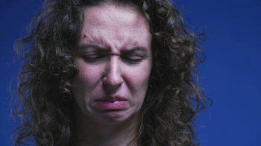 İğrenme ve küçümseme hisseden bir kadının yakın plan yüzü. 20 'li yaşlarda güçlü bir tiksinti hisseden, duyguları reddeden biri.