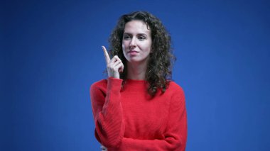 Kıvırcık yirmili yaşlarda bir kadın 