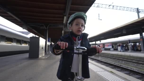 Dziecko Czeka Pociąg Peronie Kasku Stojącym Skuterze Młody Chłopiec Gotowy — Wideo stockowe
