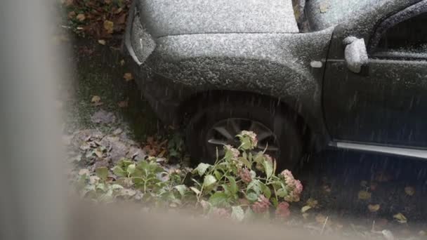 雪に覆われたSuvの眺め 住宅駐車場の冬 — ストック動画