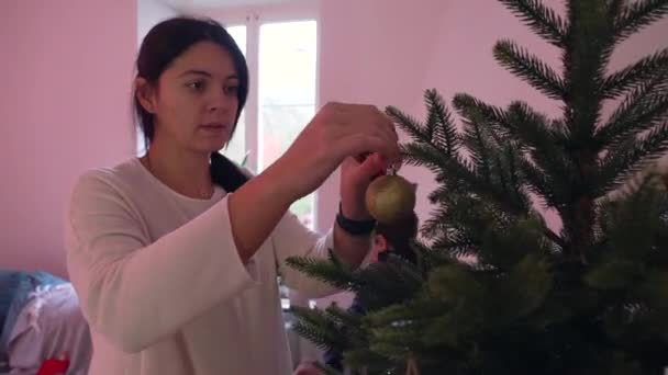 Femeie Care Adaugă Ornament Crăciun Copac Timpul Festivităților Sezonului Iarnă — Videoclip de stoc