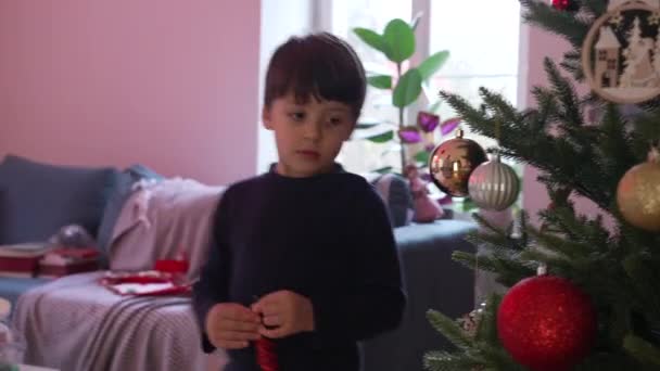 Ung Dreng Tilføjer Kugleornament Juletræ Barn Udsmykning Træ Vintersæsonen Ferie – Stock-video