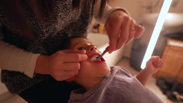 Anne Gece Rutininde Çocuğun Dişlerini Fırçalıyor Ebeveyn Diş Hijyeniyle Ilgilenirken — Stok video