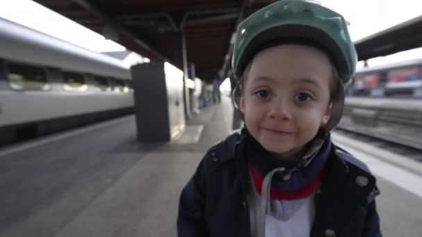Tren Istasyonunda Kaskla Gülümseyen Genç Adam Kameraya Bakıyor Platformda Tren — Stok video