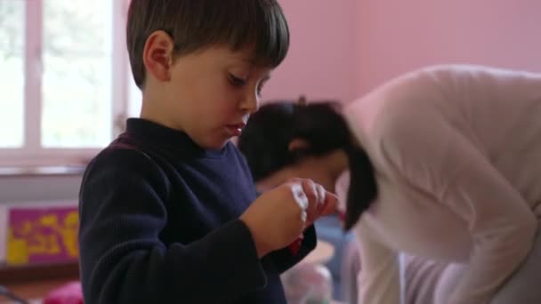 Barn Forbereder Sig Dekorere Juletræ Med Kugleornament Feriesæsonen Ung Dreng – Stock-video