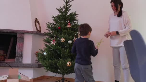 Madre Hijo Decorando Árbol Navidad Con Bolas Adornos Abrazando Las — Vídeos de Stock