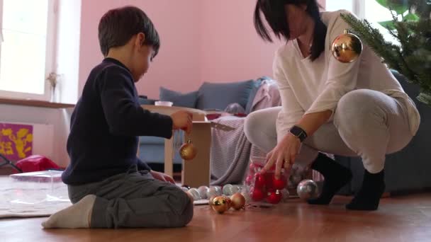 Mãe Criança Preparando Para Temporada Férias Natal Unboxing Ornamentos Bola — Vídeo de Stock