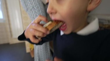 Mutfakta Peynirli Ekmek Yiyen Genç Çocuk Karbonhidratın tadını çıkarıyor