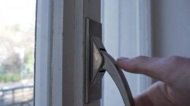 Kapı tokmağını tutan pencerenin kapanması, eve hava girmesini sağlıyor.