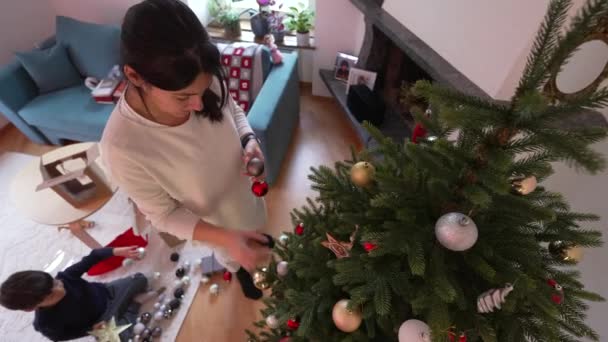 Matka Zdobení Vánoční Stromeček Během Zimních Prázdnin Žena Uvedení Ornament — Stock video