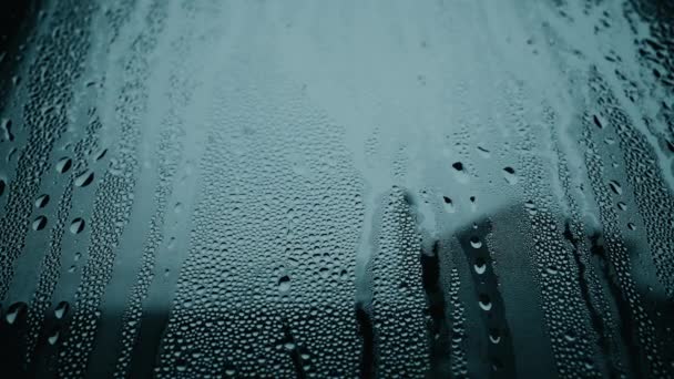 寒い冬の季節のムーディーデー ガラス窓の滴 凝縮効果 うつ病の概念 — ストック動画