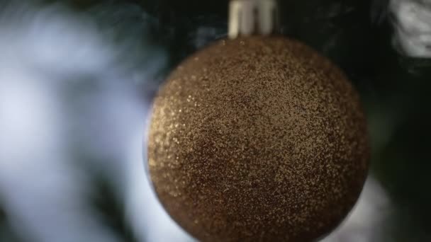 Makroobjektiv Fängt Weihnachtskugelschmuck Baum Ein Dezember Feierlichkeiten — Stockvideo