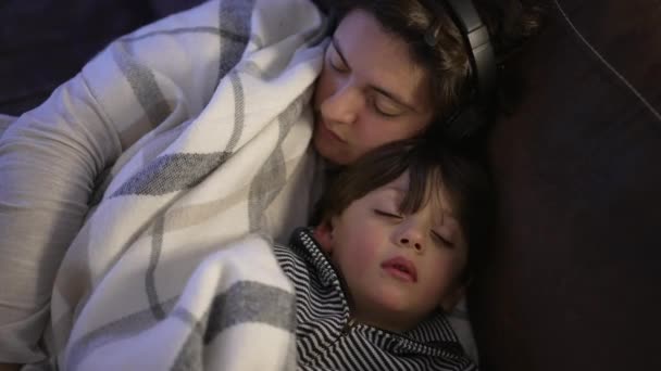Ouder Kind Slapen Samen Bank Slapend Jongetje Naast Moeder Slapend — Stockvideo