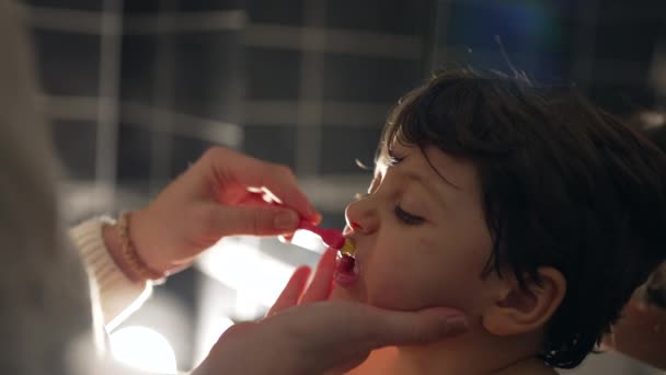 子供の顔を閉じる 歯を磨く 歯科衛生について 親は息子の夜のルーチンをブラシをかけます — ストック動画