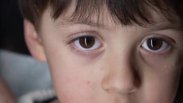 紧闭儿童的眼睛 凝视着用宏观镜头拍摄的相机 小男孩的视力 — 图库视频影像
