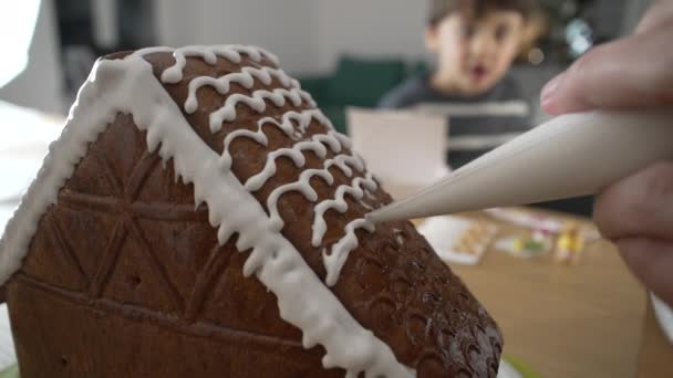Macro Γκρο Πλαν Του Gingerbread House Διακόσμηση Royal Icing Εφαρμογή — Αρχείο Βίντεο