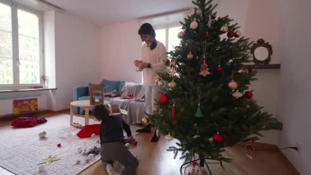 Matka Dítě Připravují Vánoční Slavnosti Během Zimních Prázdnin Upřímné Autentické — Stock video