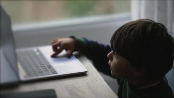 Дитина Перед Екраном Комп Ютера Маленький Хлопчик Використовує Ноутбук Рукою — стокове відео