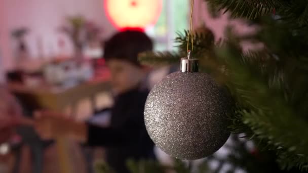 Zbliżenie Ozdoby Świąteczne Kulki Drzewie Okresie Zimowym Dekoracji Świętowanie Tradycji — Wideo stockowe