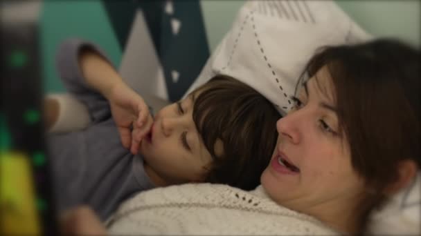 Мать Мальчик Читают Книгу Постели Перед Сном — стоковое видео