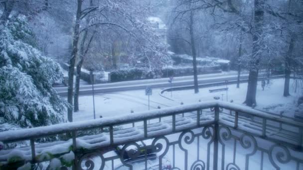 寒い冬の季節 雪の日の間にアパートのバルコニーの景色 雪の後の雪に覆われた通り — ストック動画