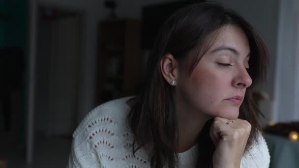 Düşünceli Bir Kadın Evdeki Sorunu Derinden Düşünüyor Pencereden Dışarı Bakıyor — Stok video