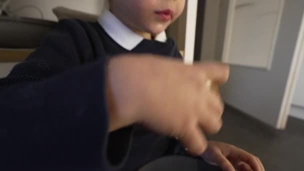 Ребенок Откусывает Кусок Хлеба Сыром Сидящим Полу Кухне Мальчик Ест — стоковое видео