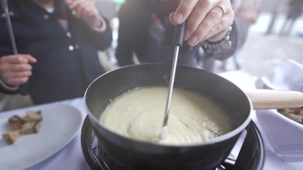 Традиційна Швейцарська Їжа Крупним Планом Тримає Виделку Хлібом Занурюється Сир — стокове відео