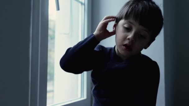 Ребенок Борется Психическими Заболеваниями Сидит Окна Чувствуя Себя Подавленным Одиноким — стоковое видео