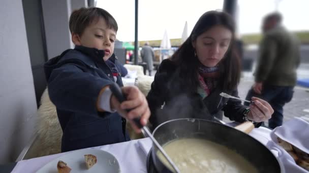 Мати Син Їдять Фонтан Відкритому Ресторані Люди Насолоджуються Традиційною Європейською — стокове відео