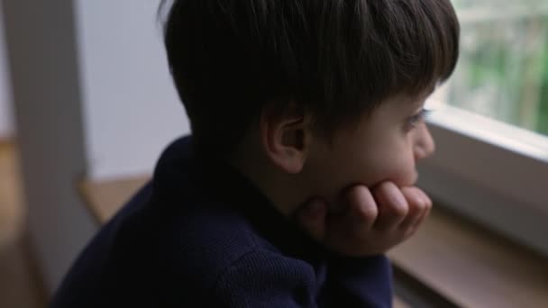 Düşünceli Genç Bir Çocuk Pencereden Pençe Divan Bakıyor Düşünceli Çocuk — Stok video