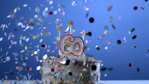 庆祝60岁生日的标志是生日蛋糕 五彩纸屑慢动作 点着蜡烛 这是庆祝60岁生日的里程碑 — 图库视频影像