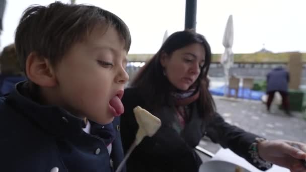 아이는 퐁듀를 먹으려고하는 뜨거운 치즈를 태우고 — 비디오